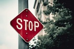 stop, stopper, anglicisme, arrêter, interrompre, mettre fin à, cesser